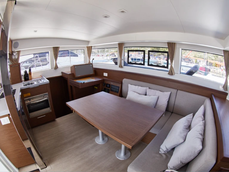 Catamaran te huur in Pula voor de beste prijs