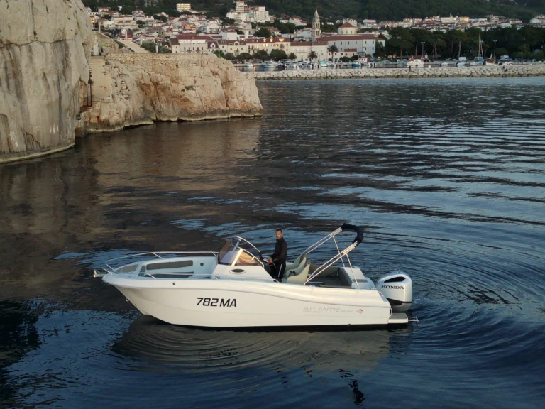 Huur een Atlantic Marine 750 Open in Makarska