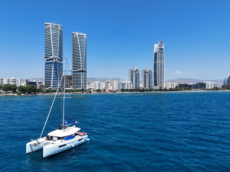 Catamaran te huur in Limassol Marina voor de beste prijs
