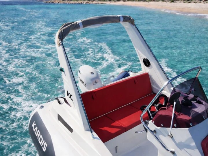 Huur een Kardis Kardis Fox 570 in Marina di Portisco