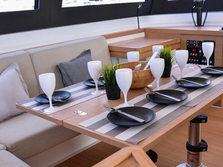 Catamaran te huur in Toúrlos voor de beste prijs