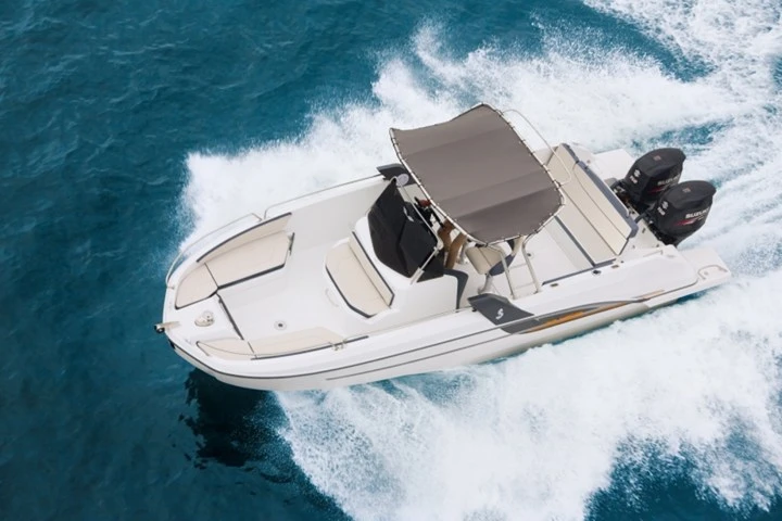 Huur Motorboot met of zonder schipper Bénéteau in Barcelona