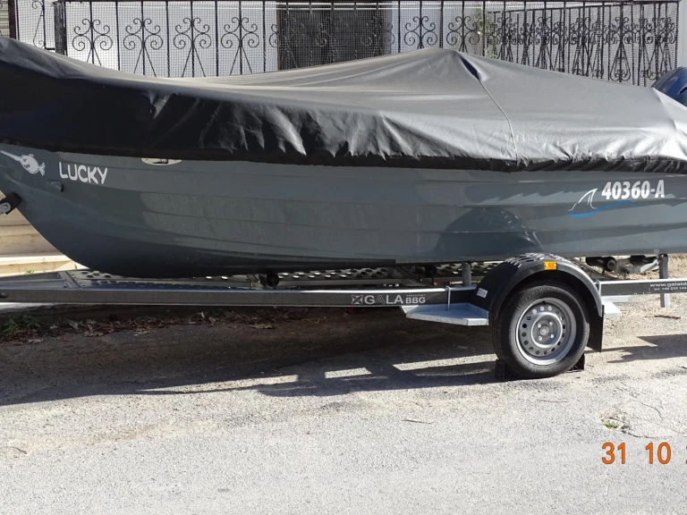 Motorboot te huur in Parálio Ástros voor de beste prijs