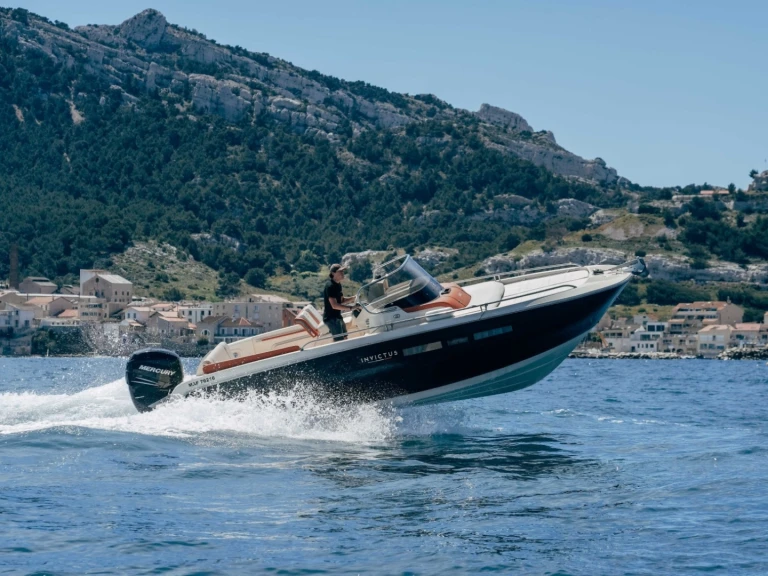 Verhuur Motorboot Invictus  met vaarbewijs