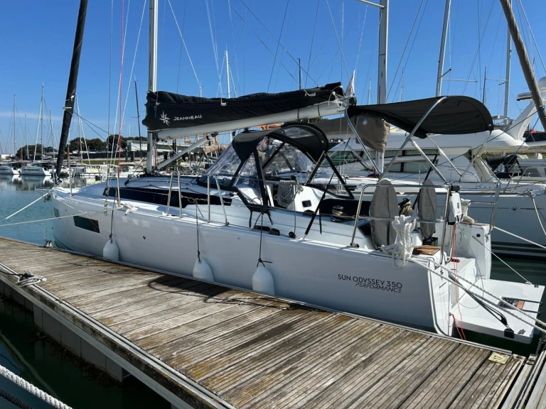 Jeanneau Sun Odyssey 350 te huur van particulier of professional in La Rochelle