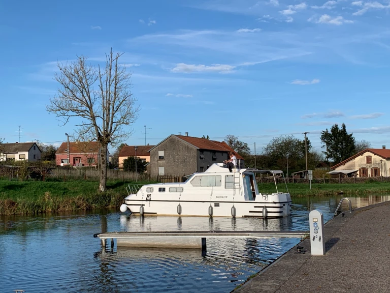 Huur een Triton Triton 1050 Fly in Mittersheim