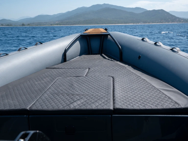 Bootverhuur Porto Pollo goedkoop Activ 605 Sundeck