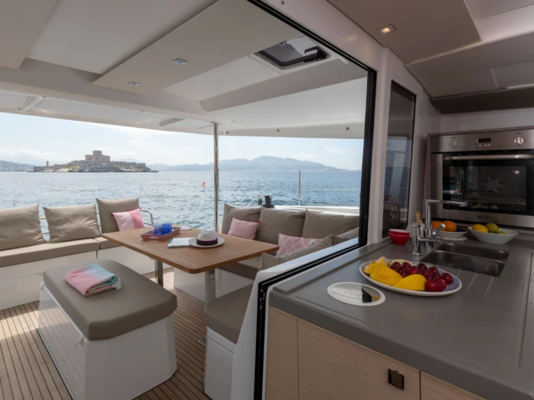 Verhuur Catamaran Fountaine Pajot met vaarbewijs