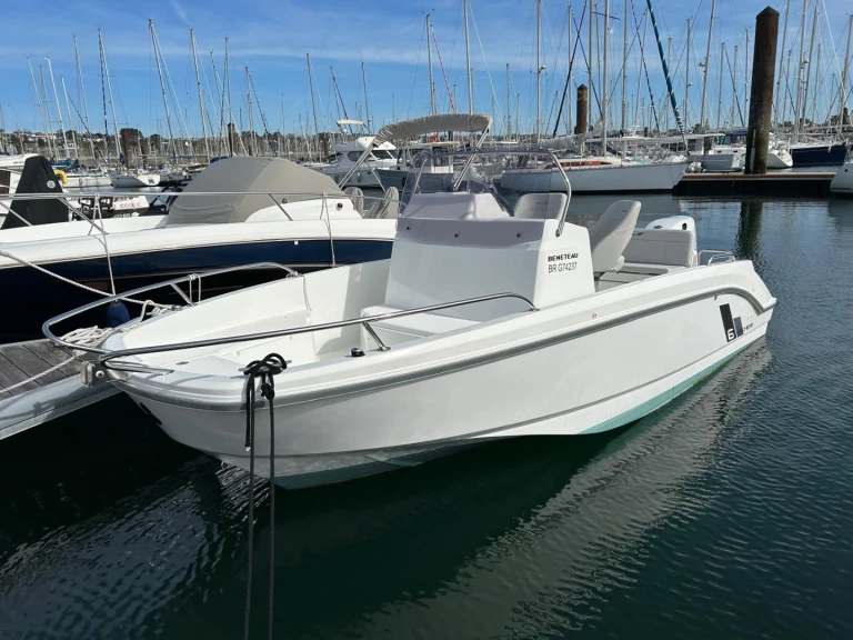Huur Motorboot met of zonder schipper Bénéteau in Brest