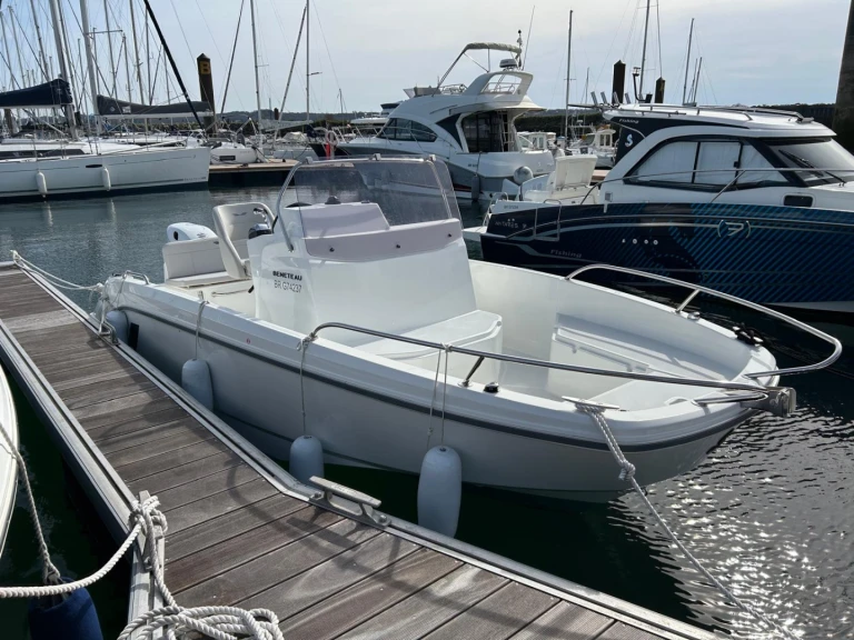 Verhuur Motorboot Bénéteau met vaarbewijs