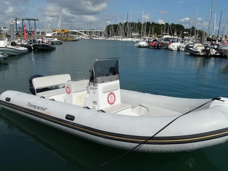 Bootverhuur La Trinité-sur-Mer goedkoop Tempest 625 Easy