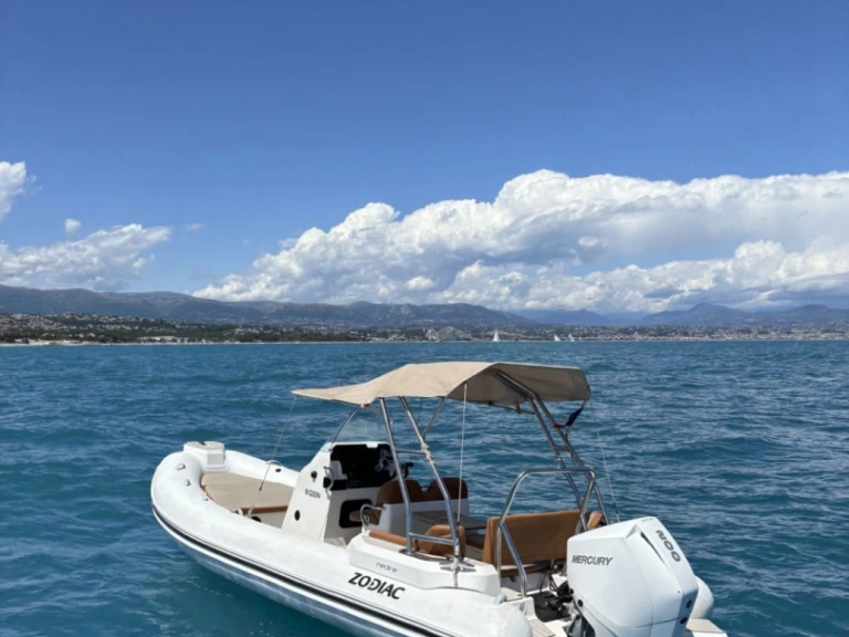 Bootverhuur Zodiac Medline 6.8 in Antibes via SamBoat