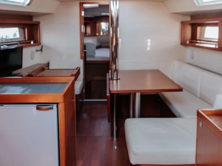 Huur een Bénéteau Oceanis 41 in Ajaccio