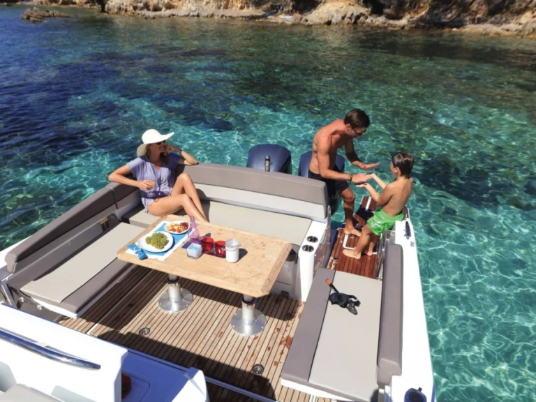 Huur een Jeanneau Cap Camarat 9.0 CC in Saint-Raphaël