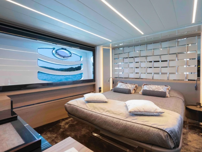 Huur een Pershing PERSHING 70 in Saint-Tropez