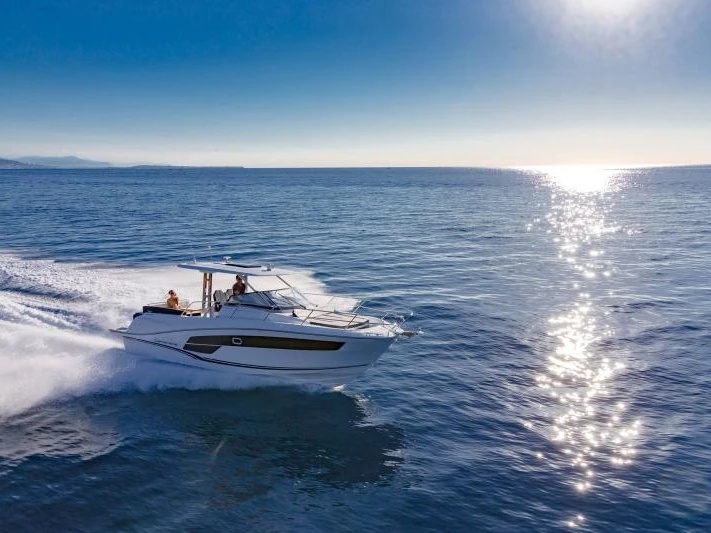 Huur een Jeanneau Cap Camarat 10.5 WA série 2 in La Trinité-sur-Mer