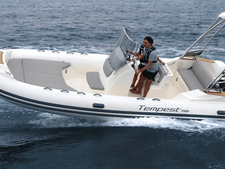 Bootverhuur Capelli Tempest 700 in Antibes via SamBoat