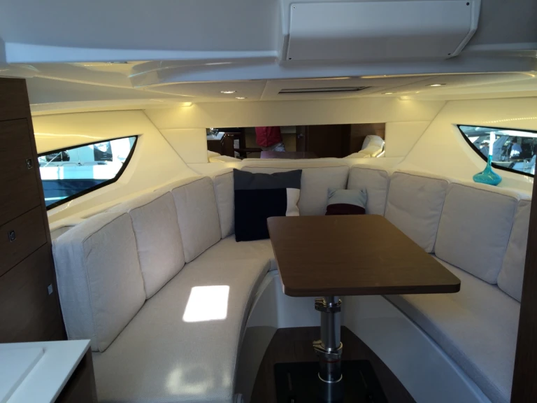 Verhuur Motorboot in Cogolin - Jeanneau Cap Camarat 10.5 WA