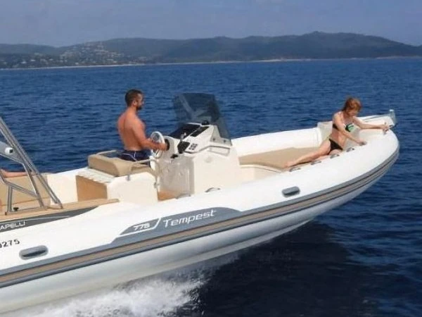 Verhuur RIB Capelli met vaarbewijs