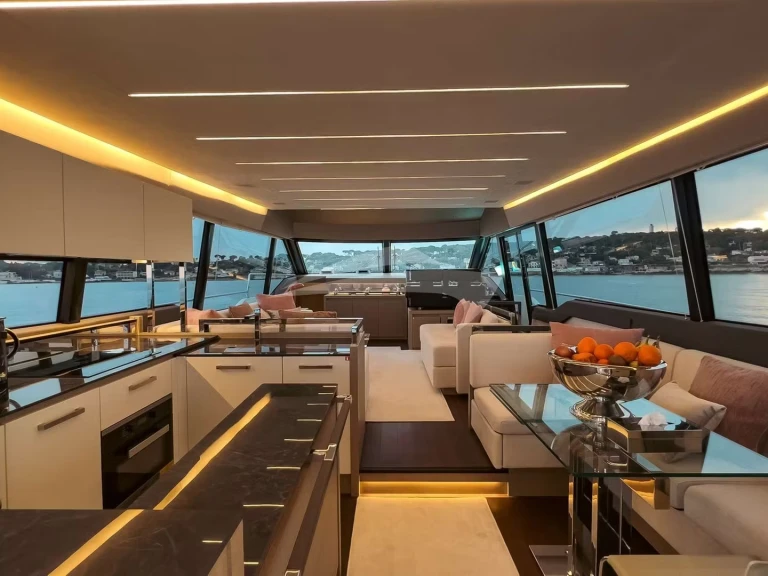 Huur een Prestige Prestige 680 in Antibes