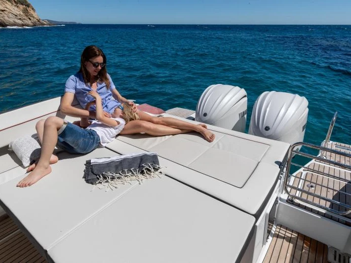 Huur een Jeanneau Cap Camarat 9.0 WA in Port de Hyères (St Pierre)