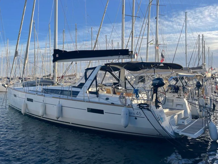 Verhuur Zeilboot in Port de Hyères (St Pierre) - Bénéteau Oceanis 45