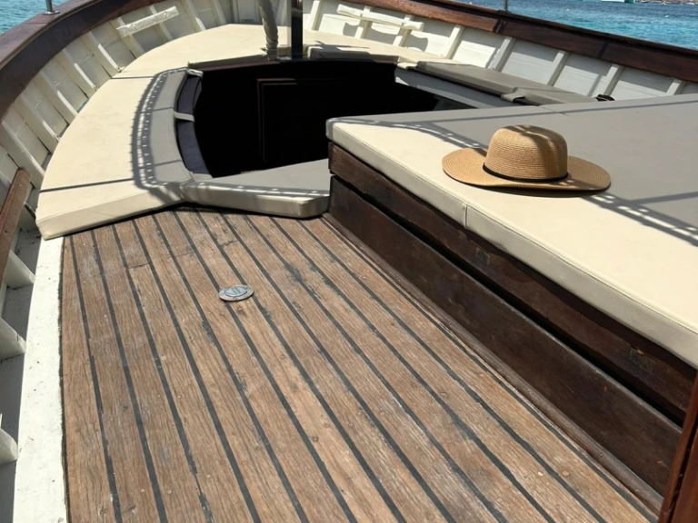 Huur een Cantiere Demeglio Gozzo Storico in La Maddalena