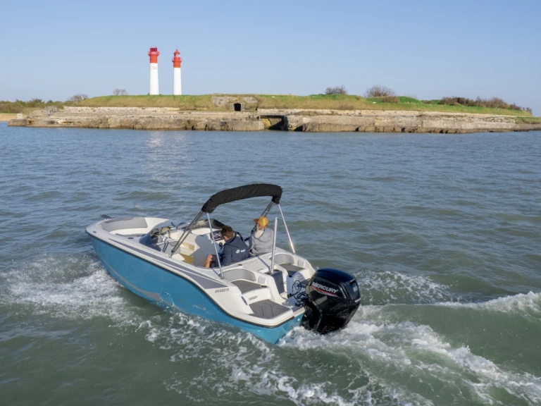 Bootverhuur Soubise goedkoop ELEMENT M17