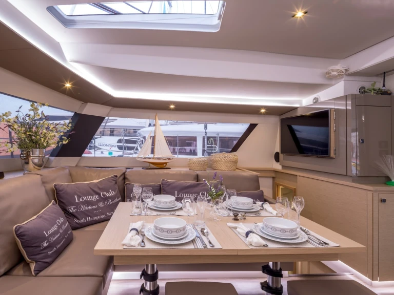 Catamaran te huur in Néa Péramos voor de beste prijs