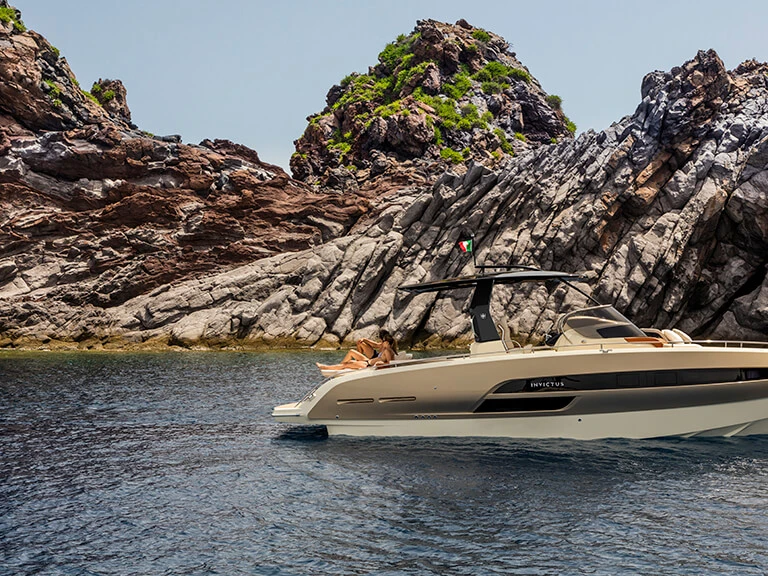 Bootverhuur Poltu Quatu goedkoop Invictus 280 TT