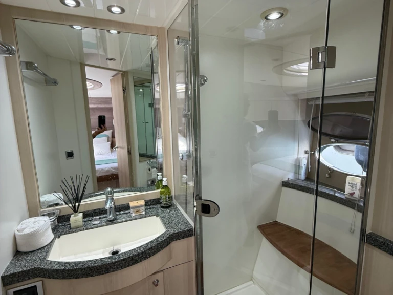 Bootverhuur Princess Princess V70 in Vieux Port de Cannes via SamBoat