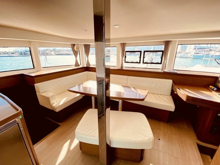 Catamaran te huur in Lávrio voor de beste prijs