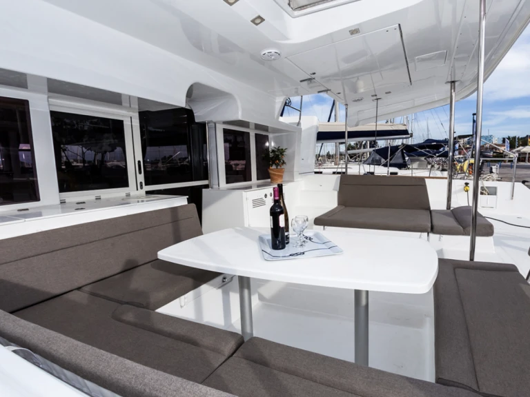 Verhuur Catamaran Lagoon met vaarbewijs