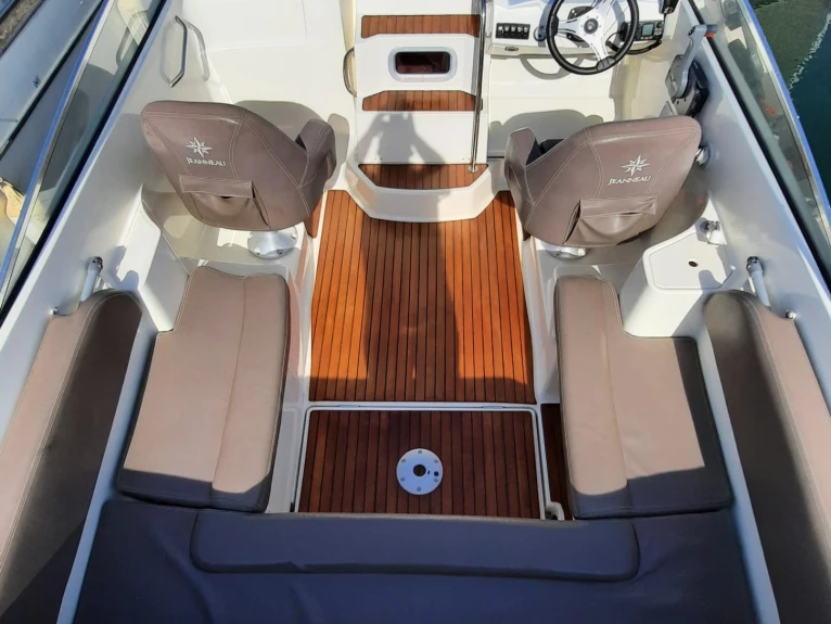 Bootverhuur Jeanneau CAP CAMARAT 6,5 CC Style in Frankrijk via SamBoat