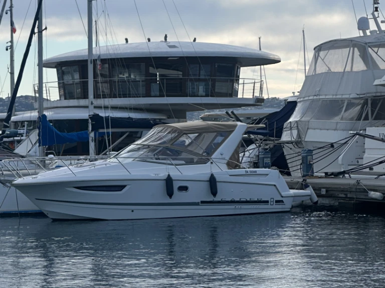 Verhuur Motorboot Jeanneau met vaarbewijs