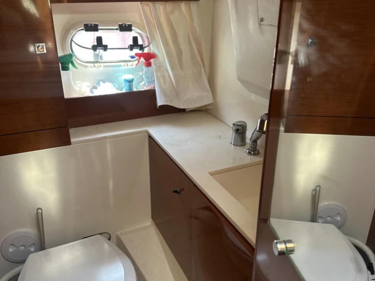 Huur een Jeanneau Leader 8 in Mandelieu-la-Napoule