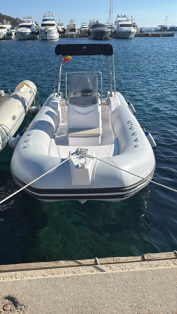 Huur een Capelli F130LA in Roses