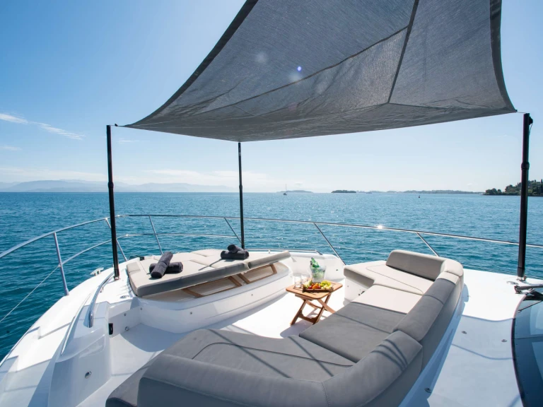 Huur een Princess, UK FAR &amp; AWAY in Gouviá