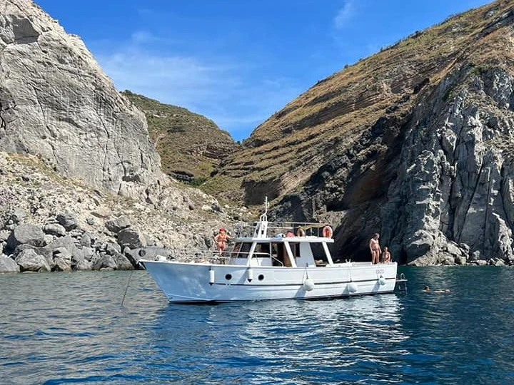 Bootverhuur Custom Gozzo42 in Porto di Forio via SamBoat
