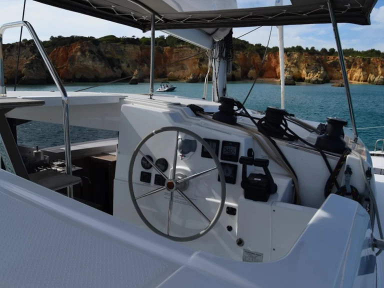 Huur een Fountaine Pajot Lucia 40 in Portisco