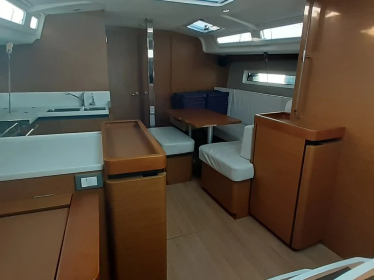 Huur een Jeanneau Sun Odyssey 440 in Portisco