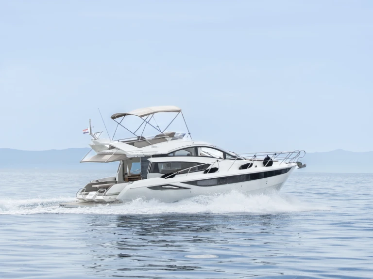 Bootverhuur Makarska goedkoop Galeon 430 Skydeck