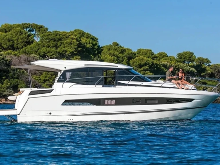 Verhuur Motorboot Jeanneau met vaarbewijs