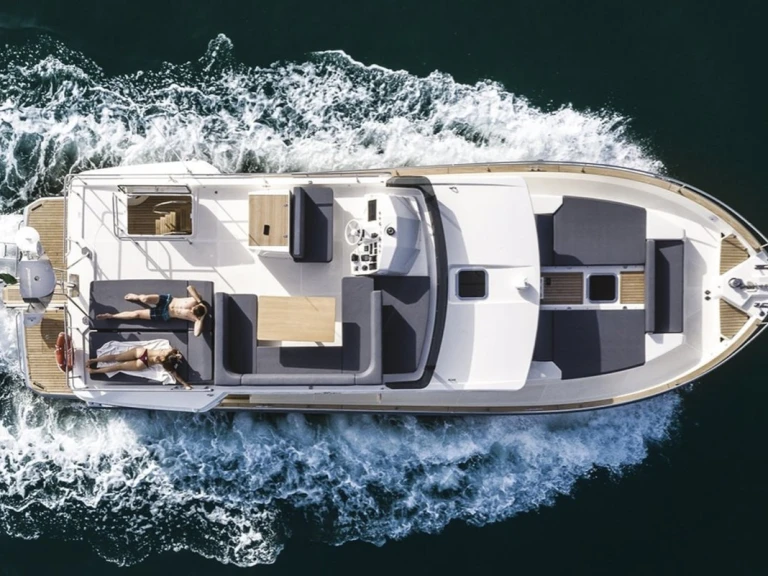 Verhuur Jacht Cranchi met vaarbewijs