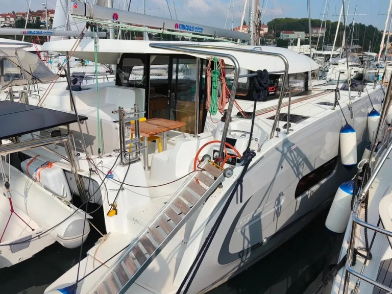 Huur een Excess Excess 11 (6 cab.) in Pula