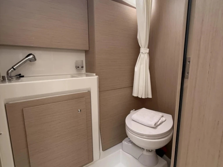 Huur een Bénéteau Oceanis 37.1 (3 cab.) in Lefkáda