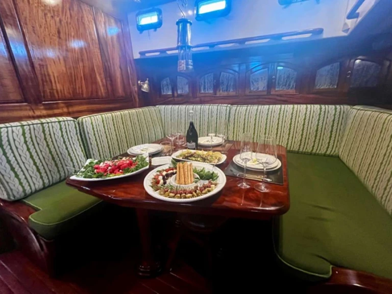 Huur een Covey Island Boatworks TREE OF LIFE in Newport