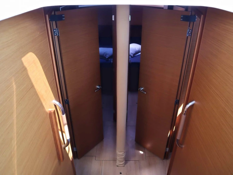 Bootverhuur Jeanneau Sun Loft 47 (7 cab.) in Néa Péramos via SamBoat