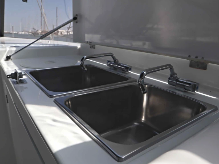 Jeanneau Sun Loft 47 (7 cab.) te huur van particulier of professional in Néa Péramos