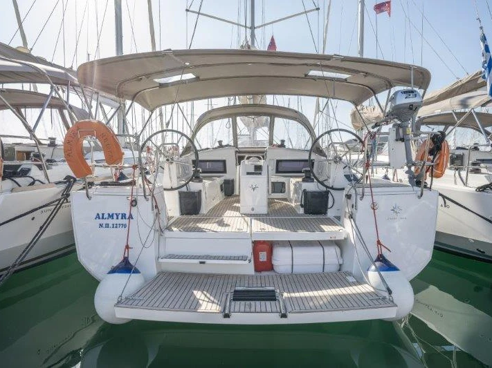 Huur een Jeanneau Sun Odyssey 440 in Néa Péramos